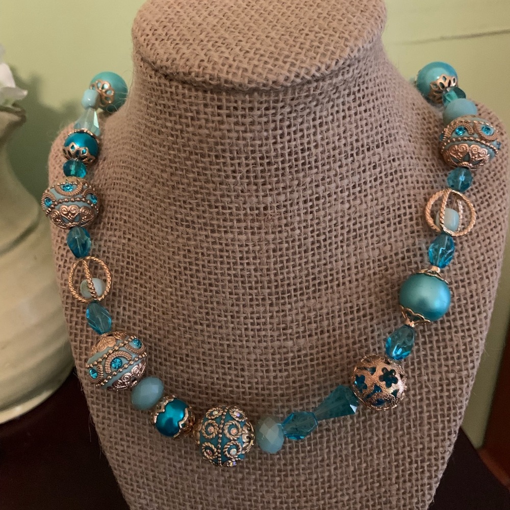 Beautiful chunky necklace!